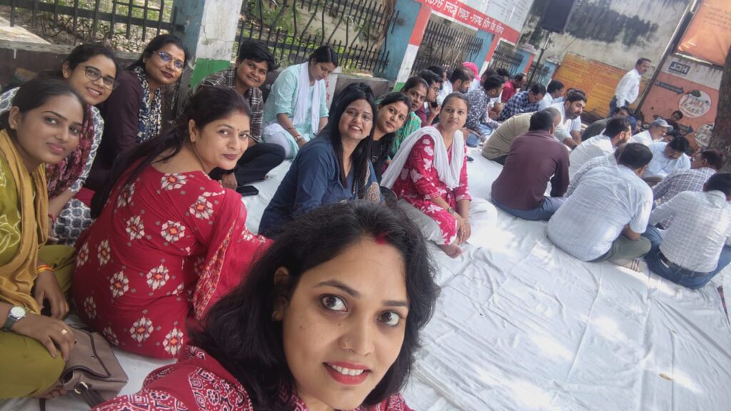 निलंबन के विरोध में विकास भवन में डटे ग्राम विकास अधिकारी