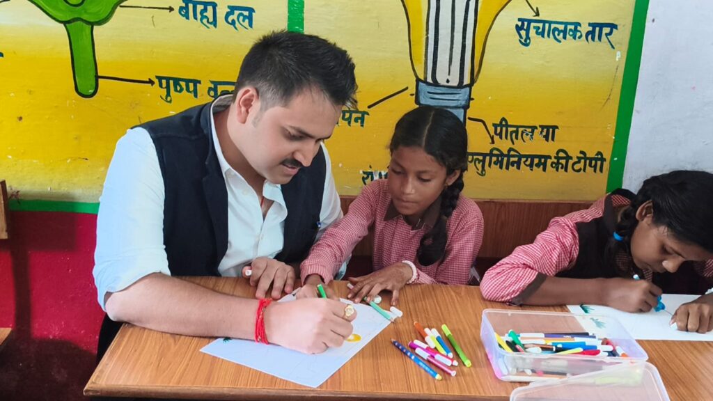 बच्चों के रंगों में सजा ‘मेरे सपनों का भारत’, जिलाधिकारी ने बच्चों संग थामा ब्रश